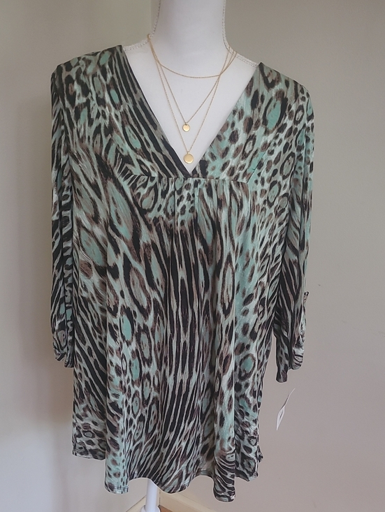 Honeyme Curvy Tops - Honeyme Gabby Animal Print Top XL. NWT!